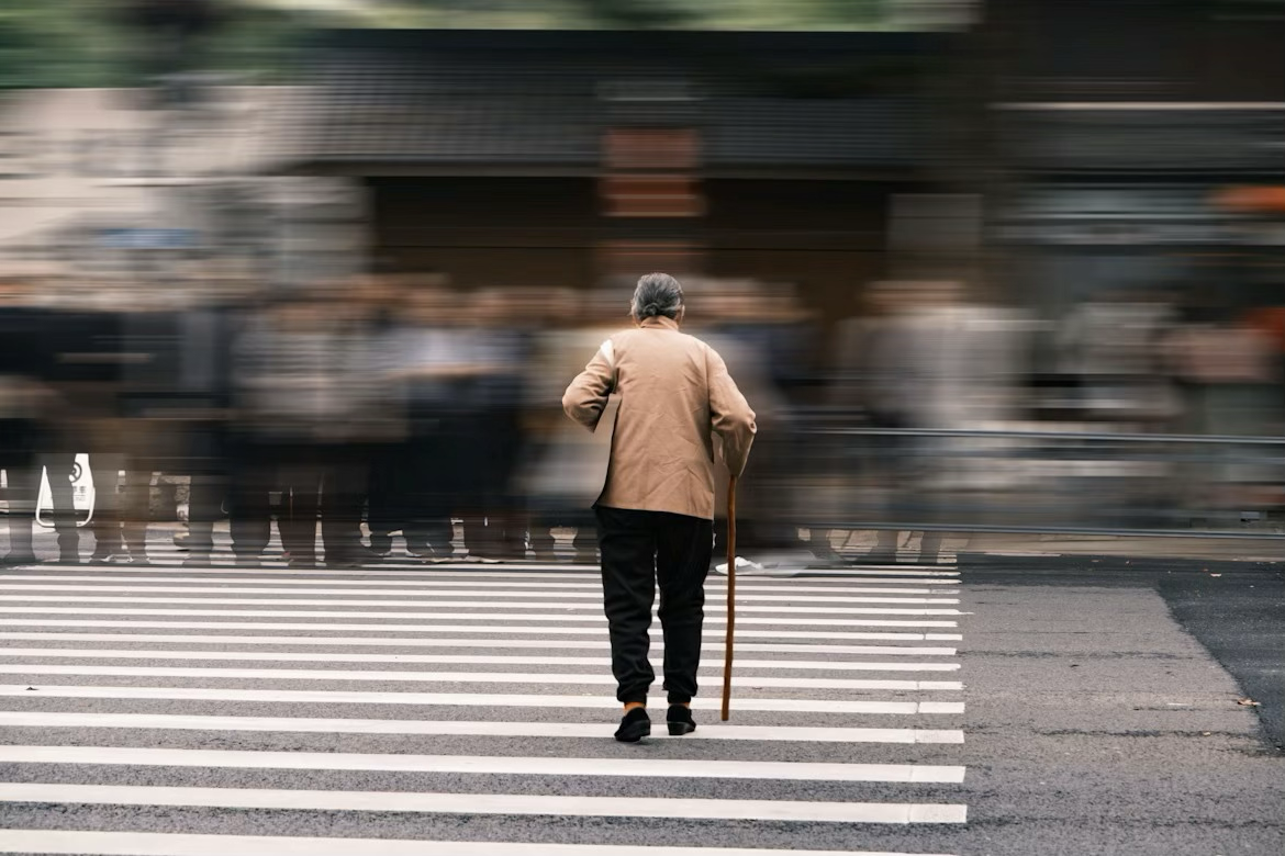 Donna anziana di spalle 