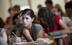 Studenti di fronte al computer