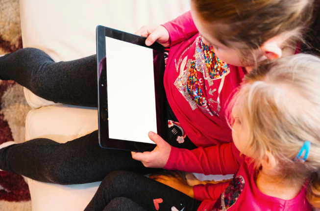 Collegamento a “Oltre lo Schermo”, la guida gratuita per educare al digitale